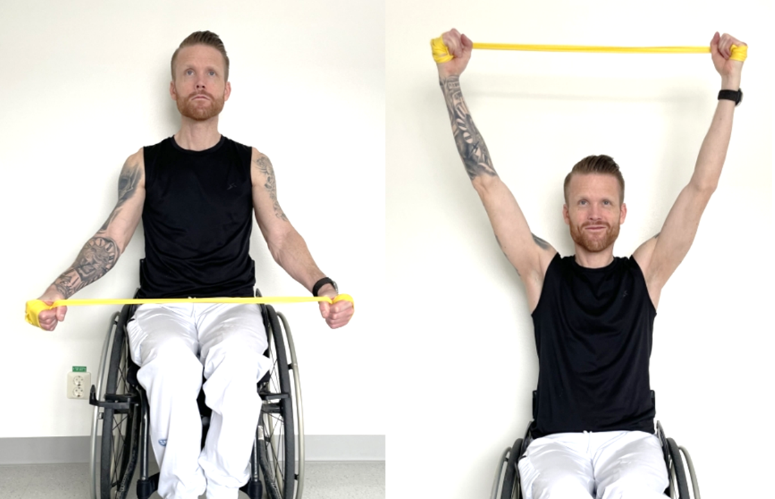 Flexion med gummiband, sittande upprätt. Sitt med god hållning. Rör gummibandet utåt i små snabba rörelser samtidigt som du för armarna uppåt.