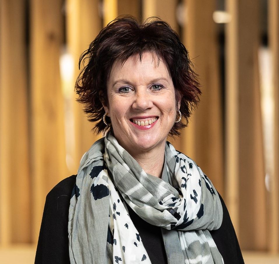 Ett porträtt på en leende Linda Barclay